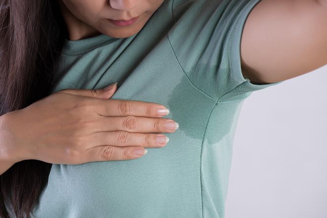 Ciągle się pocisz, choć nie jest gorąco? To może być pierwszy objaw choroby