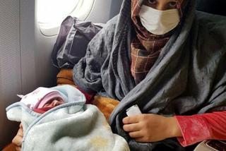 Urodziła dziecko w samolocie uciekając z Afganistanu