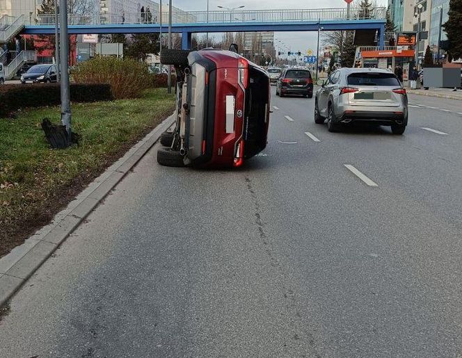 Toyota przewróciła się na bok! Groźna kolizja w centrum Rzeszowa 