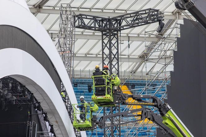 Budowa scen sylwestrowych na Stadionie Śląskim