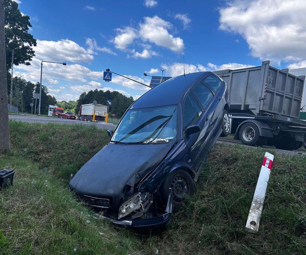 Osobówka zderzyła się z ciężarówką. Jedna osoba trafiła szpitala