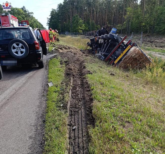 Śmiertelny wypadek na drodze krajowej w Annówce. Czołowe zderzenie dwóch tirów [ZDJĘCIA]