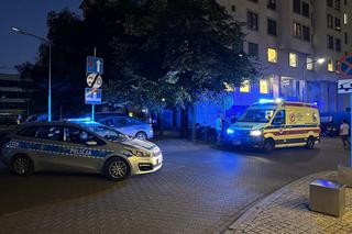 Atak nożownika na Woli. Ranny przebiegł kilkaset metrów i padł na ziemię. Zatrzymali jedną osobę, trwa akcja policji