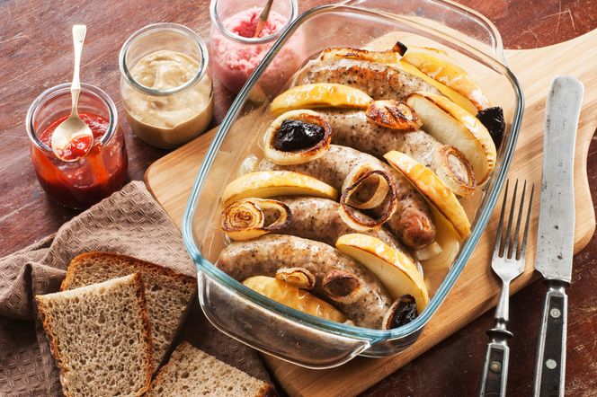 Biała kiełbasa pieczona z jabłkiem i cebulą