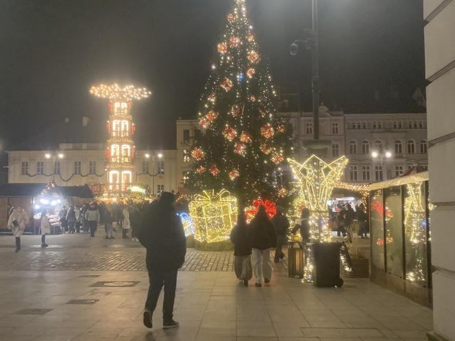 Tłumy bydgoszczan na jarmarku świątecznym. „Spodziewałam się innych cen” [ZDJĘCIA]