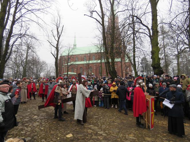 Misterium Męki Pańskiej na kalwaryjskim wzgórzu w Piekarach Śląskich