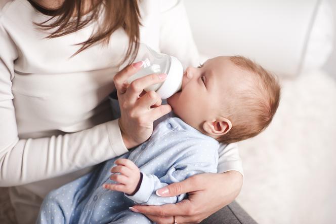 15 zasad karmienia butelką noworodka. Poradnik dla mam karmiących sztucznie