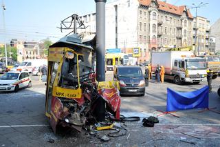 Łódź: Tragiczny wypadek tramwaju. Nie żyje motorniczy, 11 rannych pasażerów  (ZDJĘCIA!)