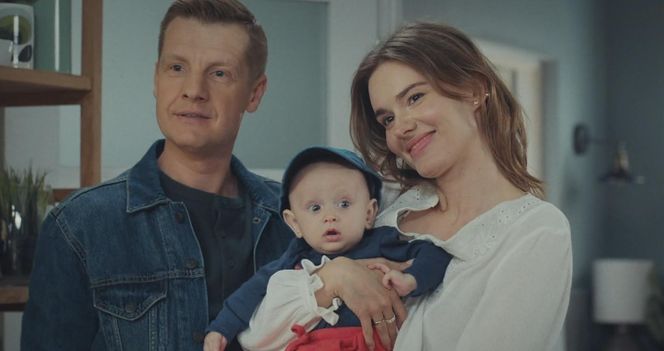 M jak miłość, odc. 1875. Paweł (Rafał Mroczek), Franka (Dominika Kachlik), Antoś (Mark Myronenko)