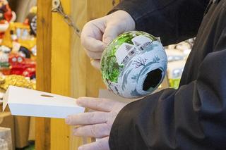 Karol Karski. Kupił jedną bombkę na choinkę