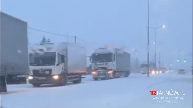 Drogowy armagedon w Tarnowie. Ciężarówki nie dają rady poruszać się po zaśnieżonych drogach i blokują ruch