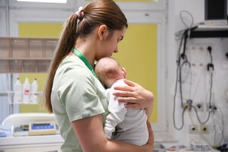 Maleńki Staś samotnie czeka w szpitalu na rodzinę! Został porzucony tuż po narodzinach. Potrzebuje mamy i taty, nie oddziału