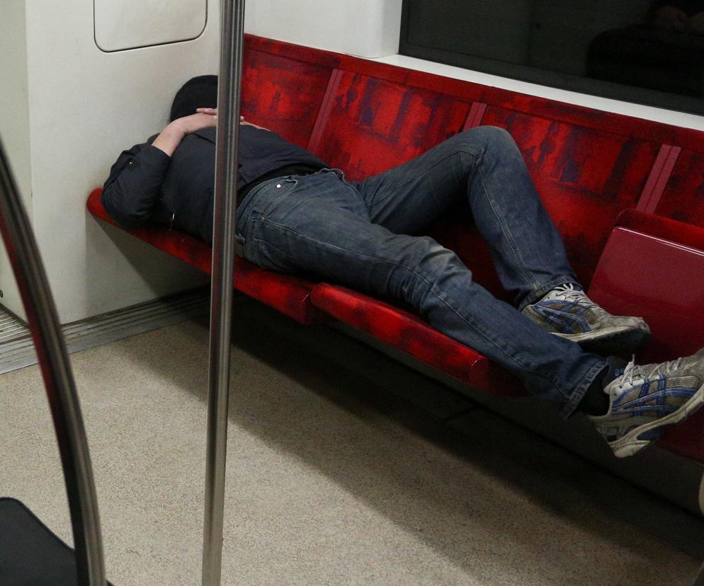 Pijany 14-latek leżał na peronie metra w centrum Warszawy! Nie był w stanie utrzymać się na własnych nogach! 