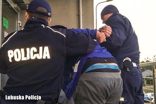 24-latek bez powodu zaatakował nożem przechodnia! Nożownikowi grozi 20 lat