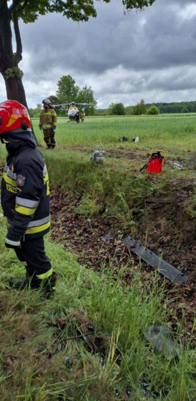 Wypadek pod Radomskiem. Bus wbił się w drzewo! Sześć osób w szpitalu, droga zablokowana