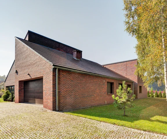 Dom potrójny - trzy połówki tworzą całość. Niezwykła bryła i wyjątkowa ceglana elewacja robią wrażenie