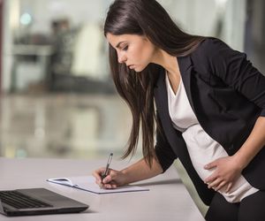 Co z macierzyńskim, gdy kończy się umowa o pracę? Wyjaśniamy, co zrobić, gdy umowa wygasa przed porodem