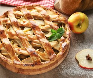 Placek jabłkowy w cieście francuskim - jak zrobić? Prosty przepis
