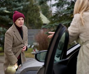 Na Wspólnej, odc 4031. Monika (Sylwia Gliwa), urzędniczka (Katarzyna Dworak)