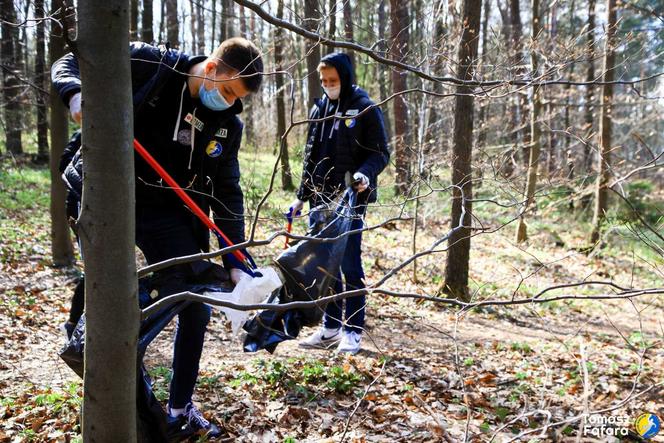 Mistrzowie Polski wzięli udział w sprzątaniu kieleckich lasów