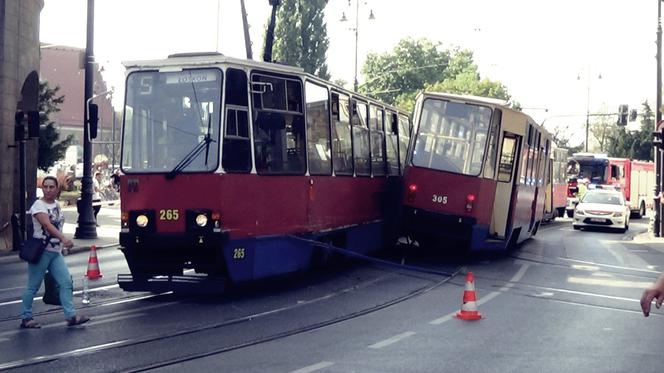 Zderzenie dwóch tramwajów w centrum Bydgoszczy! [ZDJĘCIA]