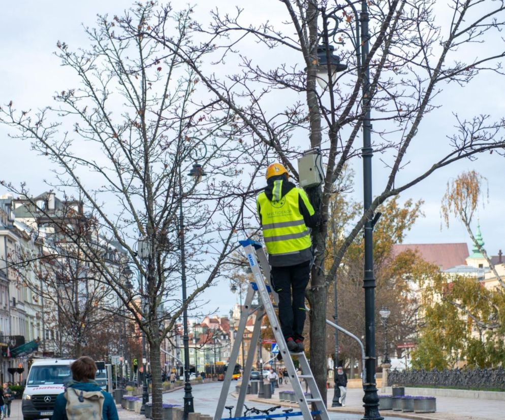 Montaż świątecznej iluminacji w Warszawie