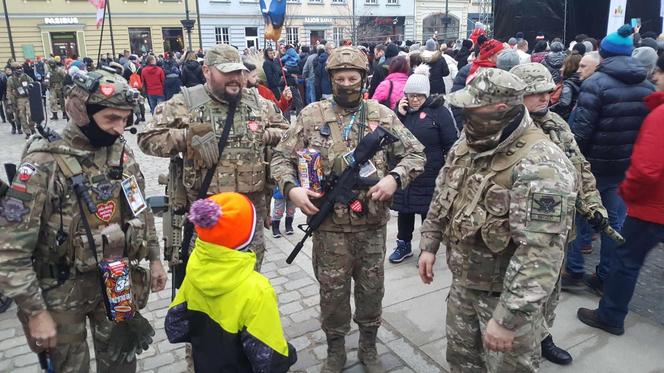 W Bydgoszczy grają razem z WOŚP. Wolontariusze, mieszkańcy i artyści działają razem, aby zebrać jak najwięcej pieniędzy 