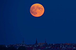 Całkowite zaćmienie Księżyca i „superpełnia” tej samej nocy [WIDEO]
