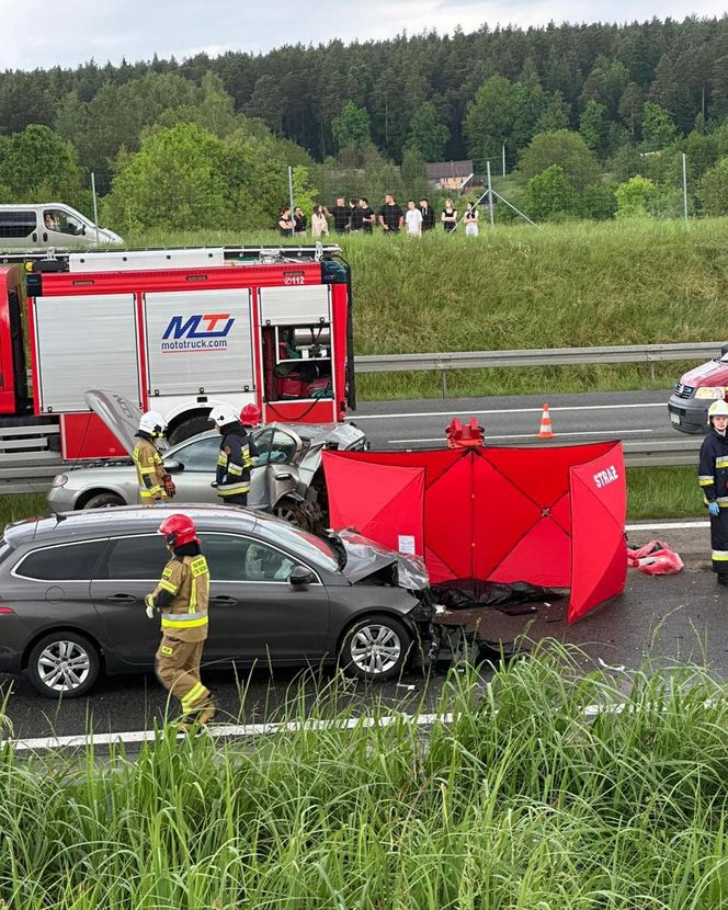 Tragiczny wypadek na S7 w Łącznej. Nie żyje kobieta, dwie osoby ranne