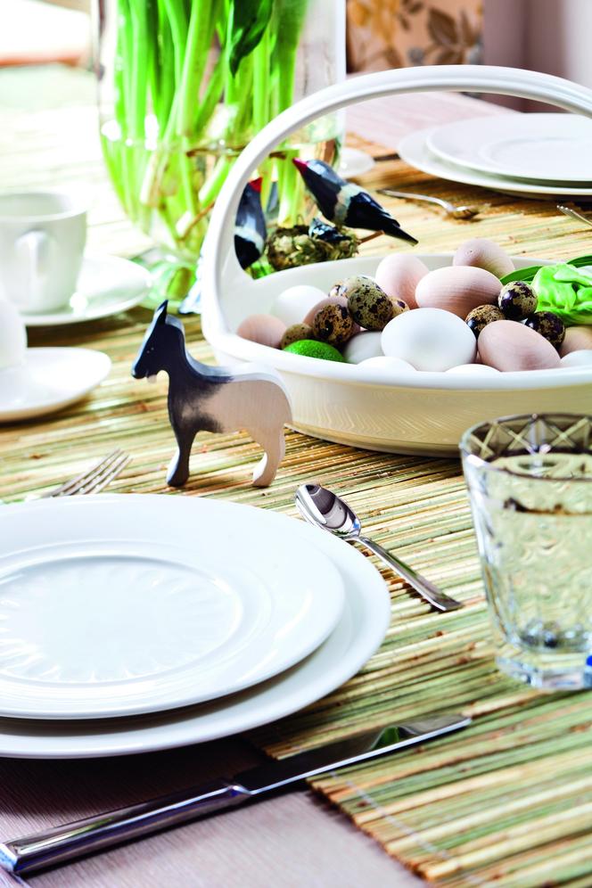 Wielkanocny stół pięknie nakryty - miło i swobodnie
