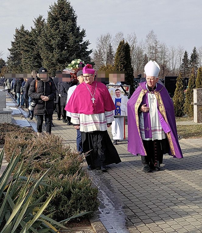 Kłobuck. Grób księdza Grzegorza Dymka. Duchowny padł ofiarą zabójstwa [ZDJĘCIA]