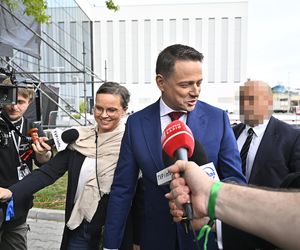 Wielkie wejście Trzaskowskiego do TVP. Zdjęcia uchwyciły każdy krok