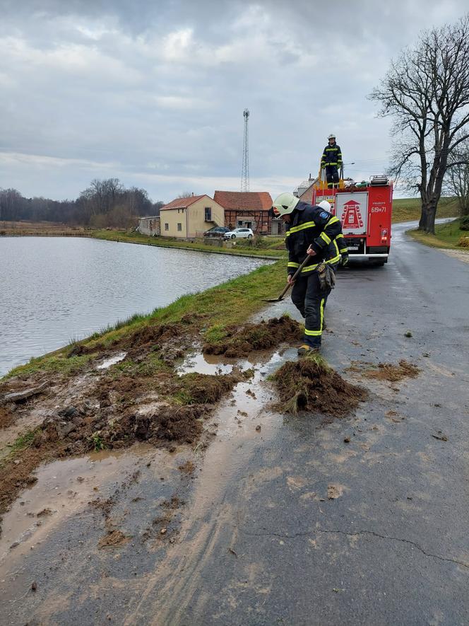 Kierowca musiał się ratować z tonącego auta