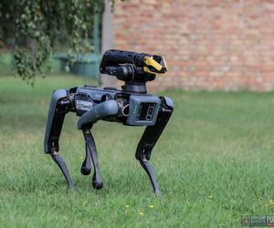 Robopies odwiedził i ćwiczył z warszawskimi policjantami