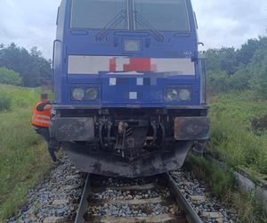 Osiek. Poważny wypadek na przejeździe kolejowym. 60-latek wjechał prosto pod pociąg [ZDJĘCIA].
