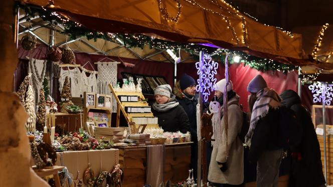 Lublin wieczorową porą. W mieście świąteczne ozdoby i hałdy śniegu. Zobacz zdjęcia!