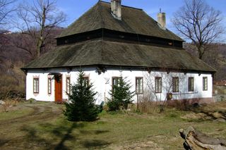 Ten dwór kiedyś należał do biskupów. Znajduje się w słynnej wsi w Małopolsce