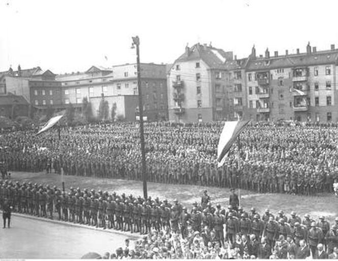 Uroczystości 3 Maja na starych fotografiach. Wielkie defilady i piękne stroje! [ZDJĘCIA]