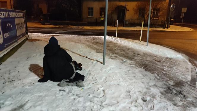 Kobieta złamała nogę na śliskim chodniku