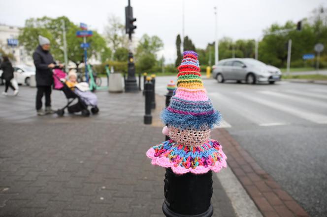 Dekoracje z kolorowej włóczki w okolicach pl. Wilsona