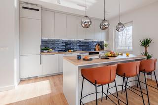 Mieszkanie z widokiem na Odrę. Romans granatu z szarością