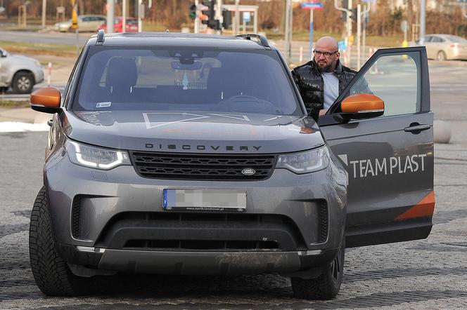 Tomasz Oświeciński jeździ Land Roverem Discovery