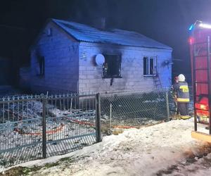 Pożar domu w woj. lubelskim. Szybka reakcja policjantów zapobiegła tragedii