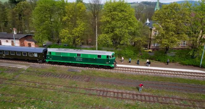 Zabytkowym pociągiem w Góry Sowie