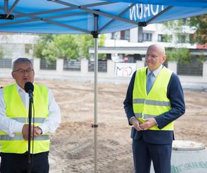 Prezydent Torunia Michał Zaleski podpisał umowę z ministrem infrastruktury Andrzejem Adamczykiem