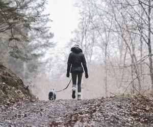 21-latka wybrała się z psem na spacer. W lesie przeżyła koszmar. Zdążyła zadzwonić