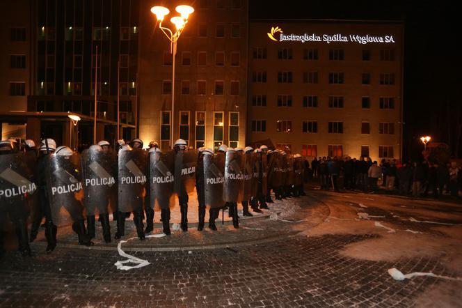 Znowu wrze przed siedzibą JSW. Płonął race, wybuchają petardy, wyją syreny