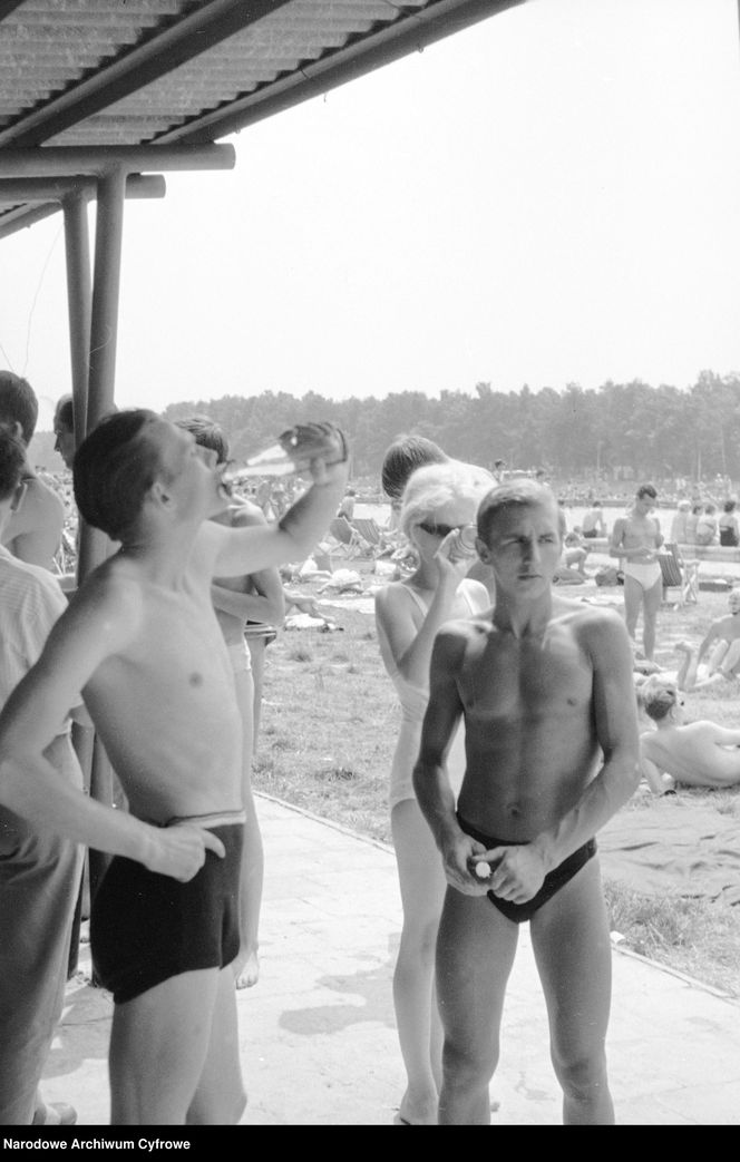 QUIZ PRL. Seksbomby znad Bałtyku. W czym opalały się nasze matki i babki? 15 pytań o plażowanie w stylu PRL