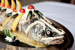 Sandacz faszerowany śliwką i pęczakiem - jak zrobić rybę na wigilijną kolację?