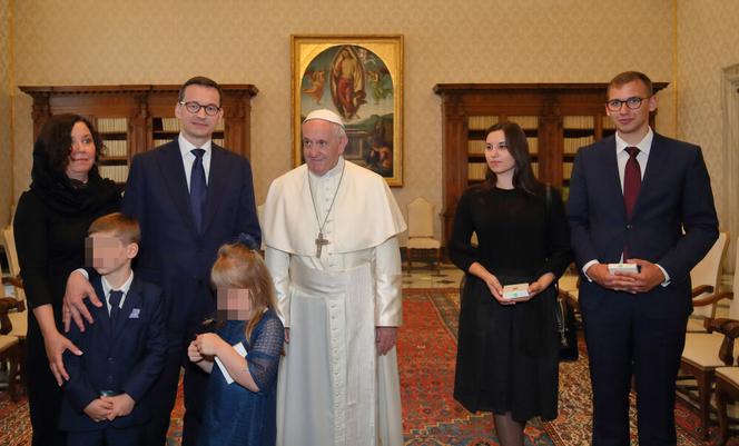 Tak wyglądają starsze dzieci Morawieckiego. Syn to kopia premiera. Córka to piękność